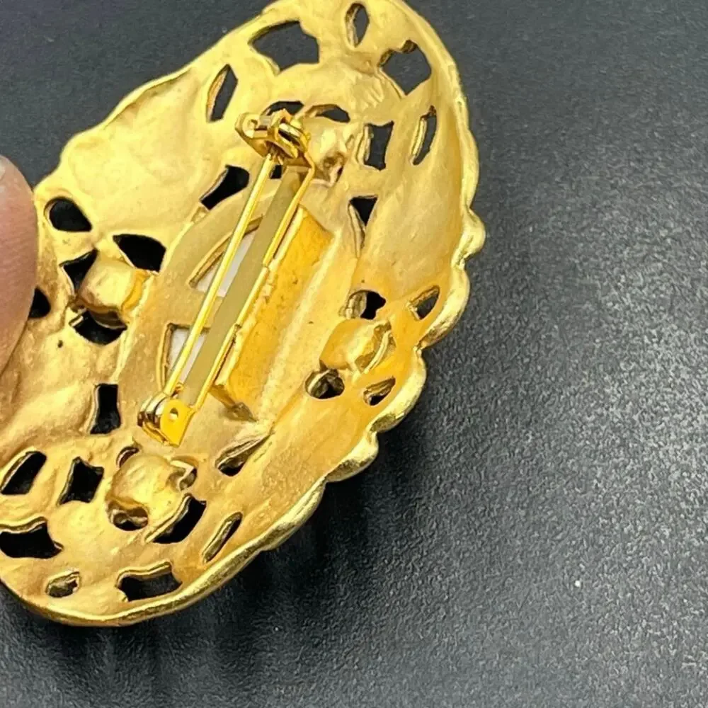 Victorian Vintage Faux White‎ Pearl Gold Tone Filigree Oval Rhinestone Brooch